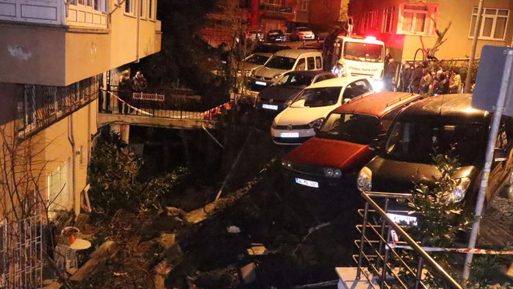 Beşiktaş'ta duvar çöktü, araçlar askıda kaldı