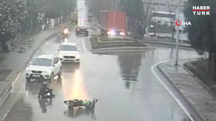Göz göre göre gelen motosiklet kazası kamerada