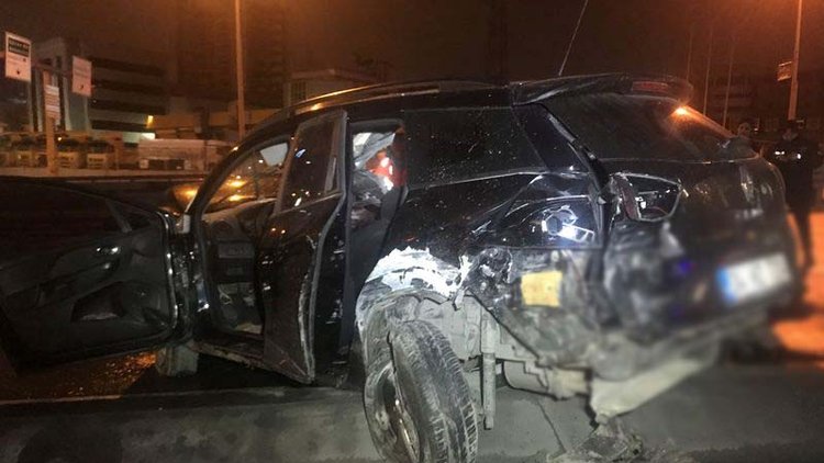 Beylikdüzü'nde zincirleme kaza: Yaralılar var