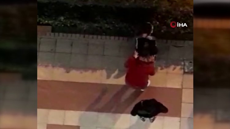 Bu defa kadın şiddet uyguladı...Eve geç gelen gence sokakta meydan dayağı attı!