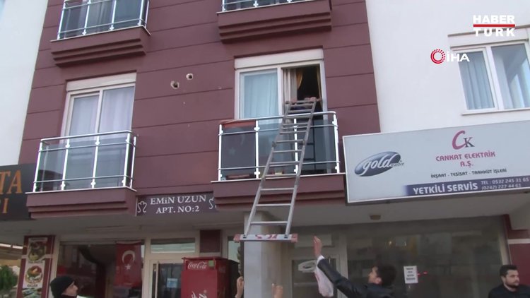 Balkonda mahsur kalan oğluna kavuşan annenin mutluluk gözyaşları