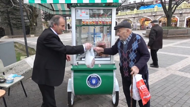 Bursa'nın takım elbiseli, kravatlı simitçisi