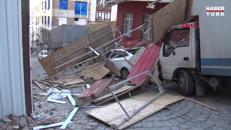 İnşaat iskelesi tek katlı evin üzerine devrildi