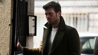 Karısının ve kızının da öldüğü canlı bomba saldırısında Cansız'ın da parmağı olduğunu öğrenmiş ve bütün öfkesini artık ona yöneltmiştir. ...