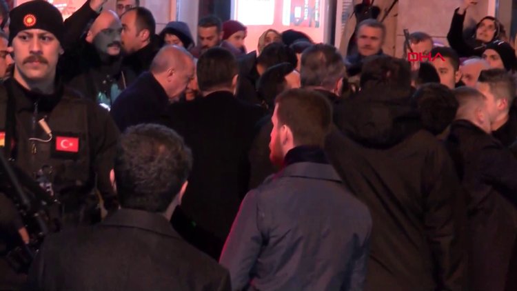 Cumhurbaşkanı Erdoğan Güneysu'da vatandaşlarla sohbet etti