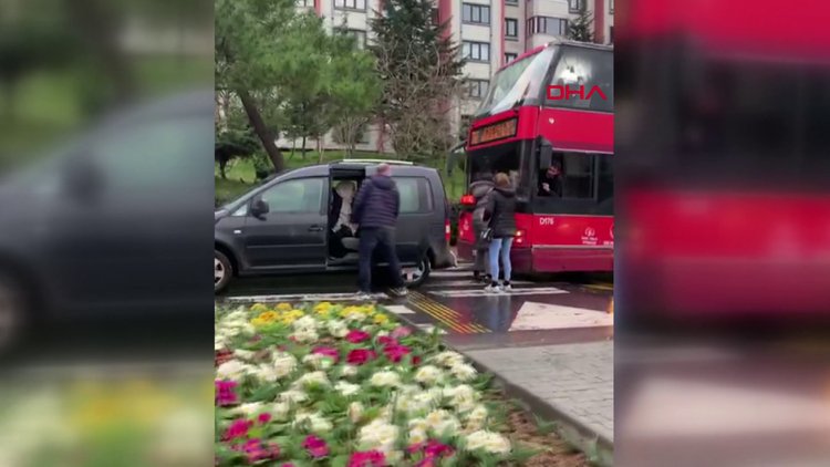 Bahçeşehir'de kadınlar ile otobüs sürücüsünün trafik kavgası kamerada