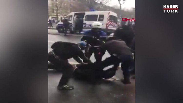 Elleri kelepçeli 'sarı yelekli'ye polis çelmesi tepki çekti