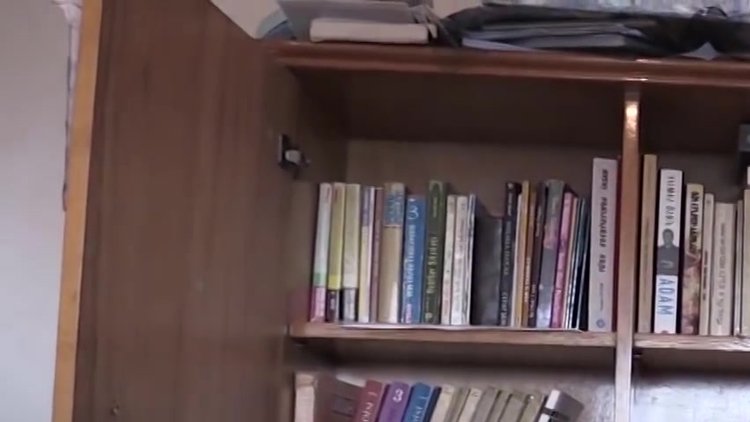 Bir elinde değnek bir elinde kitap