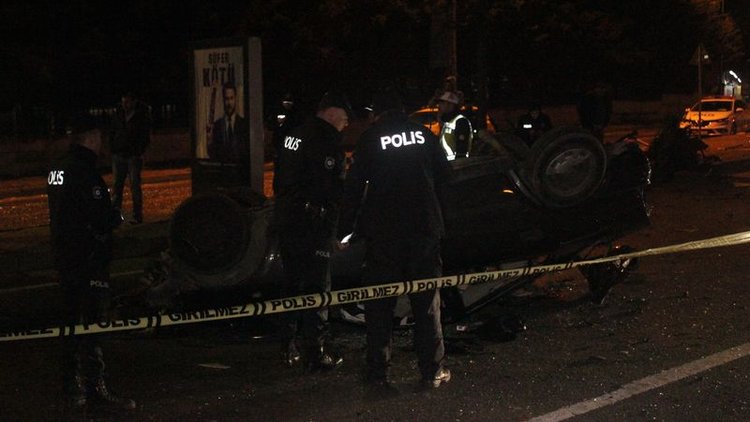 Şişli'de aşırı hızlı otomobil takla attı: 2 yaralı