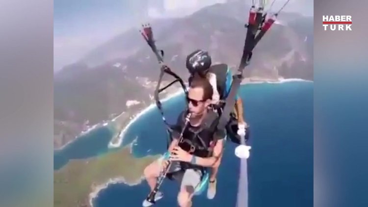 Paraşütle klarnet keyfi