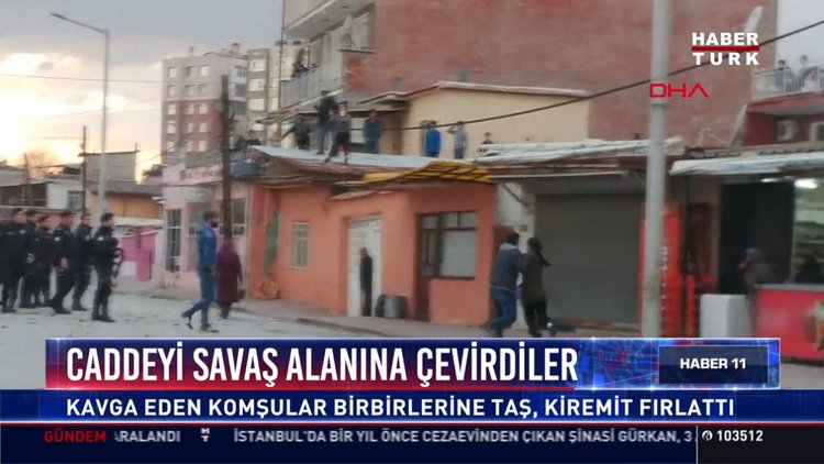 Caddeyi savaş alanına çevirdiler: Kavga eden komşular birbirlerine taş, kiremit fırlattı