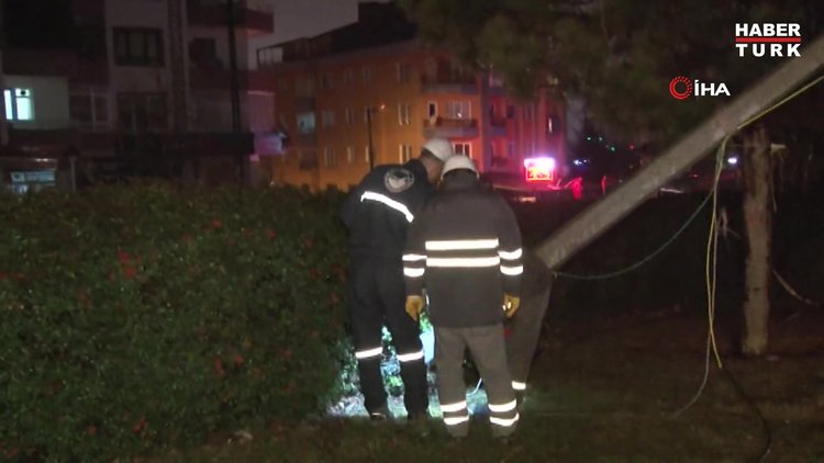 Ankara'da fırtına aydınlatma direklerini devirdi