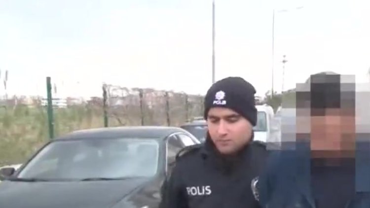 Kıskançlık krizine girip karısını ve kızını bıçakladı