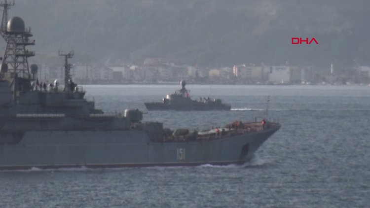 Rus savaş gemisi Çanakkale Boğazı'ndan geçti