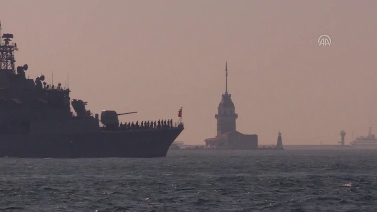 Mavi Vatan 2019 Tatbikatı'nı tamamlayan gemiler, İstanbul Boğazı'ndan geçti