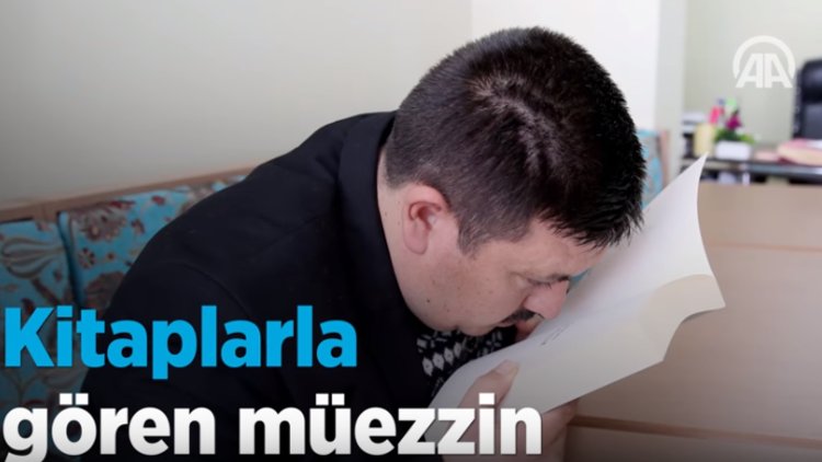 Kitaplarla gören müezzin