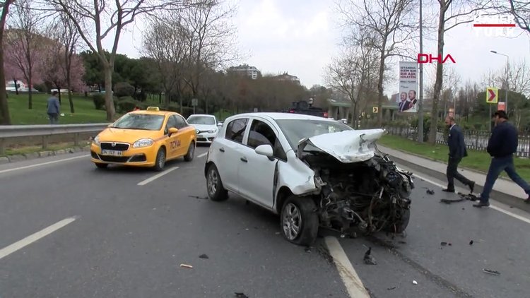 Şişli'de bariyerlere çarpan otomobilin motoru fırladı!