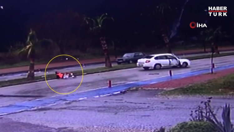 Refüje çarpan otomobilin şoförü araçtan böyle fırladı