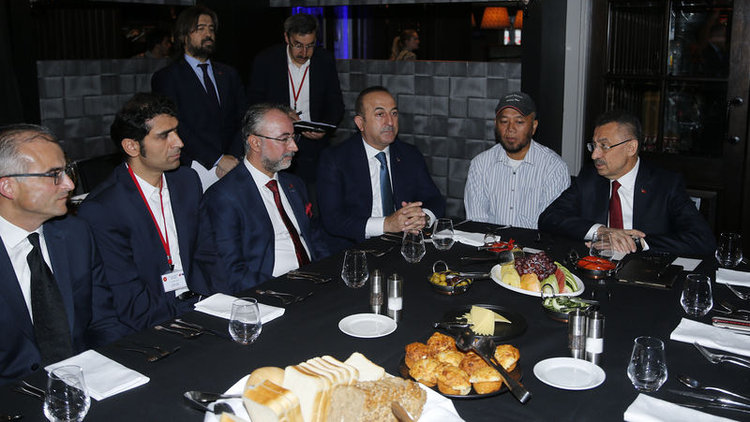 Cumhurbaşkanı Yardımcısı Oktay, Türk vatandaşlarıyla bir araya geldi