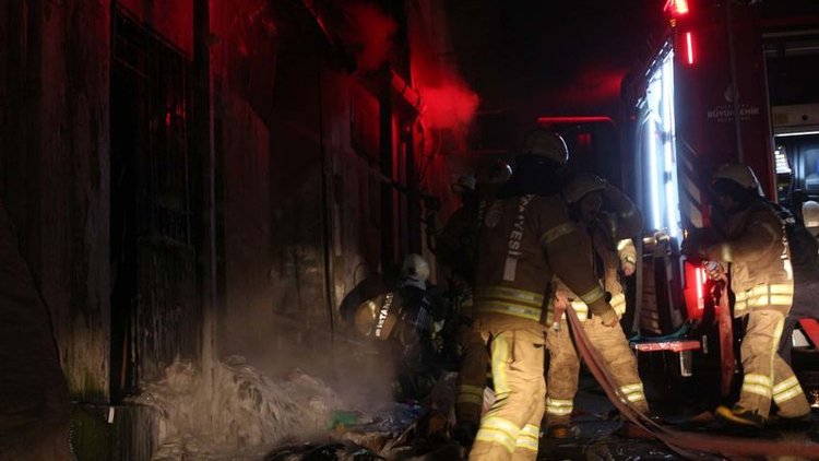 Şişli'de hurda deposu alev alev yandı