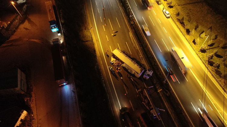 TEM'de TIR devrildi kilometrelerce araç kuyruğu oluştu