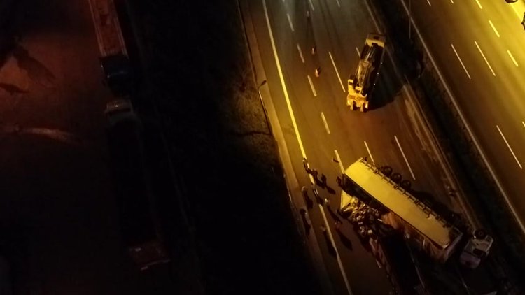 TEM'de TIR devrildi 10 kilometre araç kuyruğu oluştu