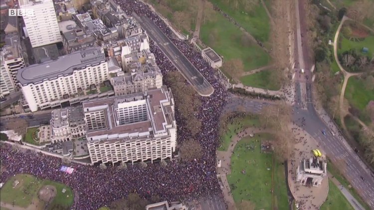 Londra'daki tarihi Brexit karşıtı yürüyüşün havadan görüntüleri