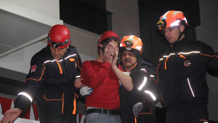 Asma tavan çöktü, 2 kişi mahsur kaldı