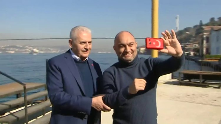 Binali Yıldırım Azeri vatandaş ile selfie çekildi