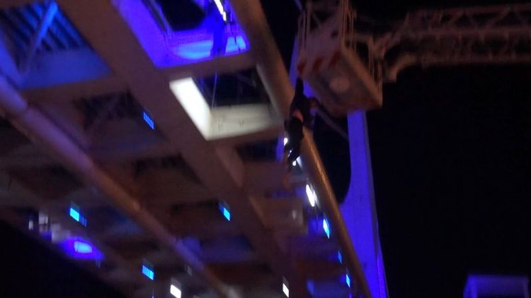 Bileklerini kesip üst geçitten atladı