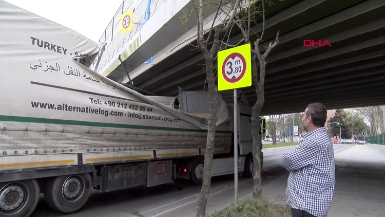 Bakırköyâde tır, tren alt geçidine takılarak mahsur kaldı. ile ilgili görsel sonucu