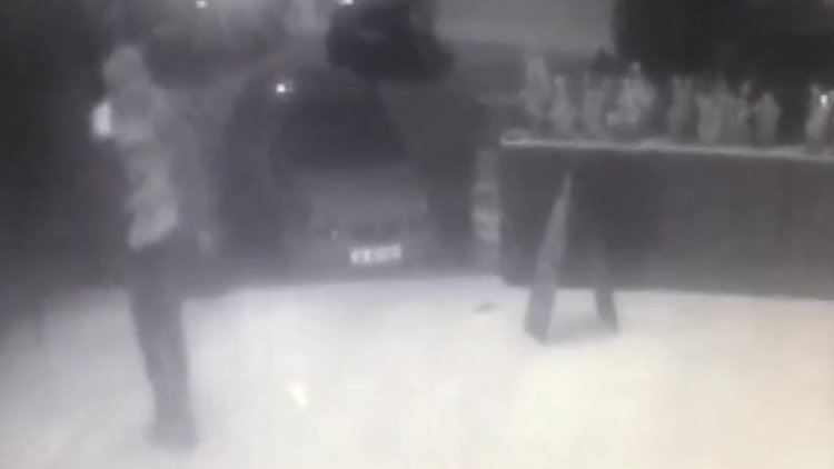 Bıçaklanan kişi eğlence mekanına sığındı