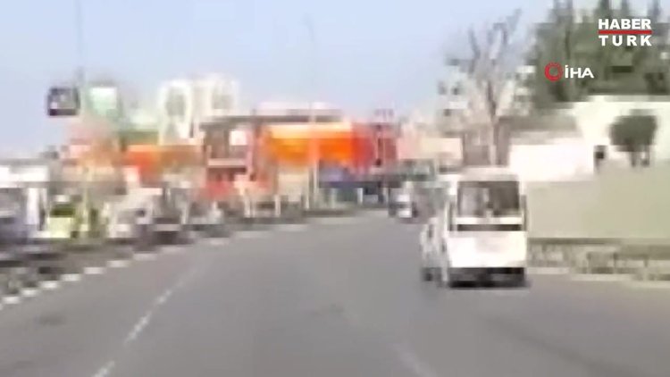 Trafikte yarışan aracın karıştığı kaza anı kamerada