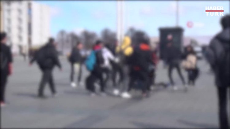 Taksim Meydanı'nda öğrencilerin tekme tokat kavgası kamerada