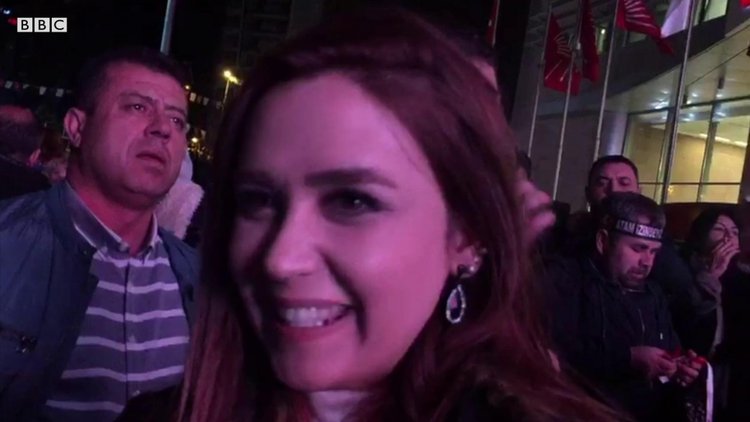 CHP Genel Merkezi önündeki seçmen mutlu