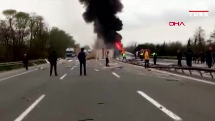 TEM Otoyolu'nda lastiği patlayan TIR kontrolden çıkarak orta refüje devrildi.