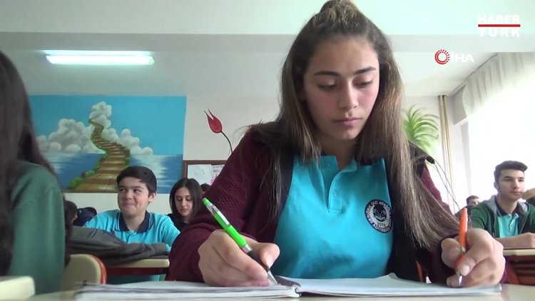 Adıyaman'ın Leonardo Da Vinci'si...İki eliyle aynı anda yazı yazabiliyor