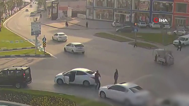 Polisten aksiyon filmlerini aratmayan hareket... Uçan polis torbacıya böyle geçit vermedi