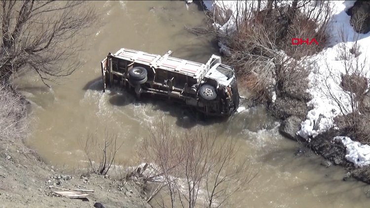 Yüksekova'da kamyonet dereye devrildi