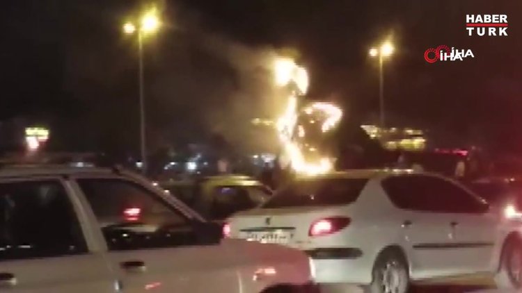 İran’da sele neden olduğuna inanılan tavus kuşu heykeli ateşe verildi