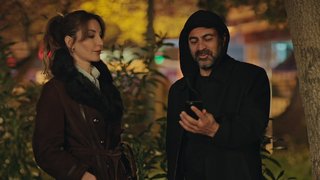 Şeyma yaptığı planı Eyüp'e anlatıyor.