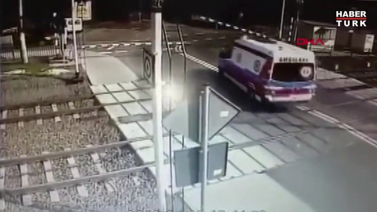 Tren, lastiği raylara sıkışan ambulansı biçti 2 ölü
