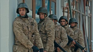 Patlamanın olduğu yerde bir silah bulan askerler, şüpheliyi yakalamak için harekete geçiyor.