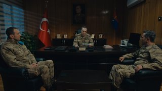 Barış Kalender, şüphelinin evi ararken bulduğu kanıtı Ahmet Paşa’ya gösteriyor.