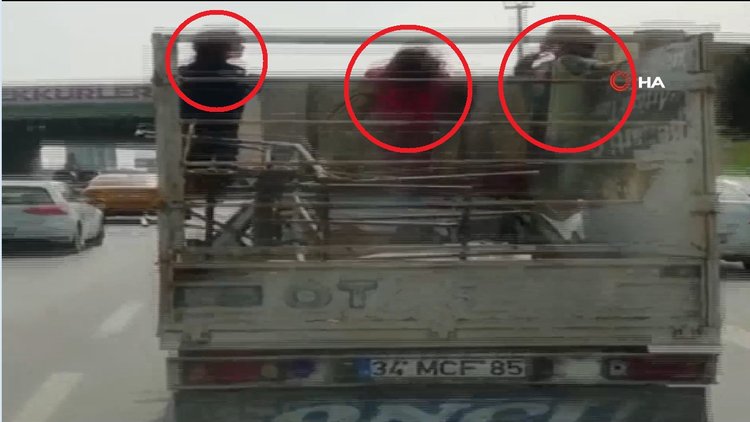 Çocukların kamyonet kasasında tehlikeli yolculuğu kamerada