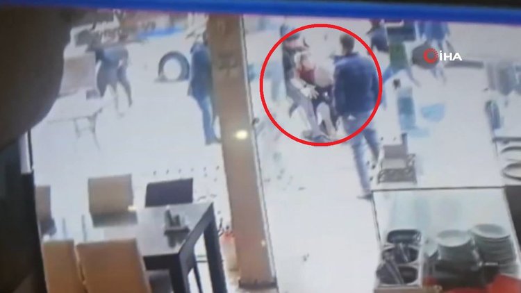 İstanbul'da sokak ortasında uçan tekmeli meydan kavgası kamerada