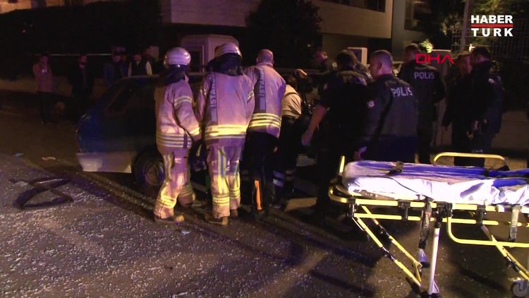 Kadıköy'de ağaca çarpan otomobil takla attı: 3 yaralı