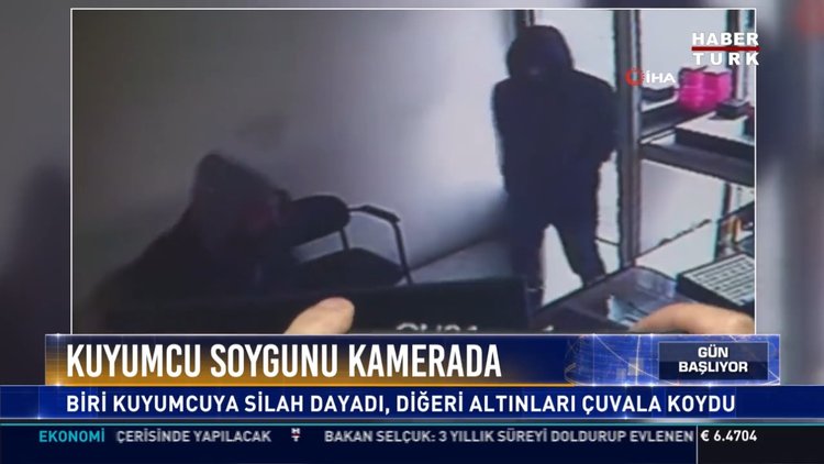 Kuyumcu soygunu kamerada: Biri kuyumcuya silah dayadı, diğeri altınları çuvala koydu