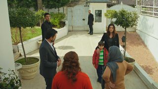 Gülperi, Taşkınlar’ın evine gidiyor. 