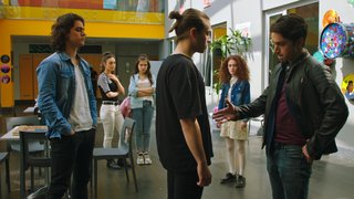 Hasan ve Artemis aynı okula gidiyor.